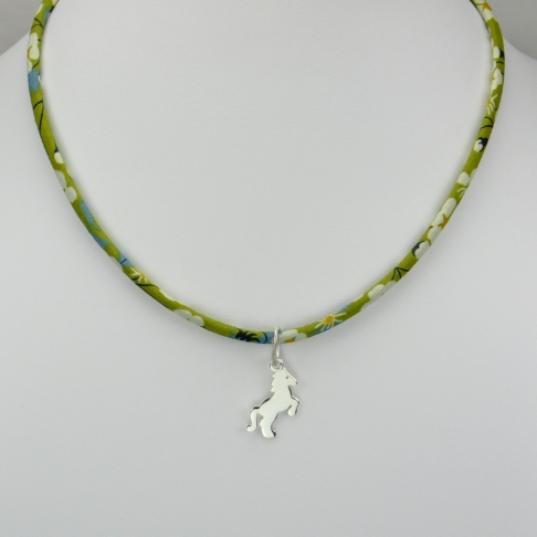 Petit cheval sur collier Liberty 