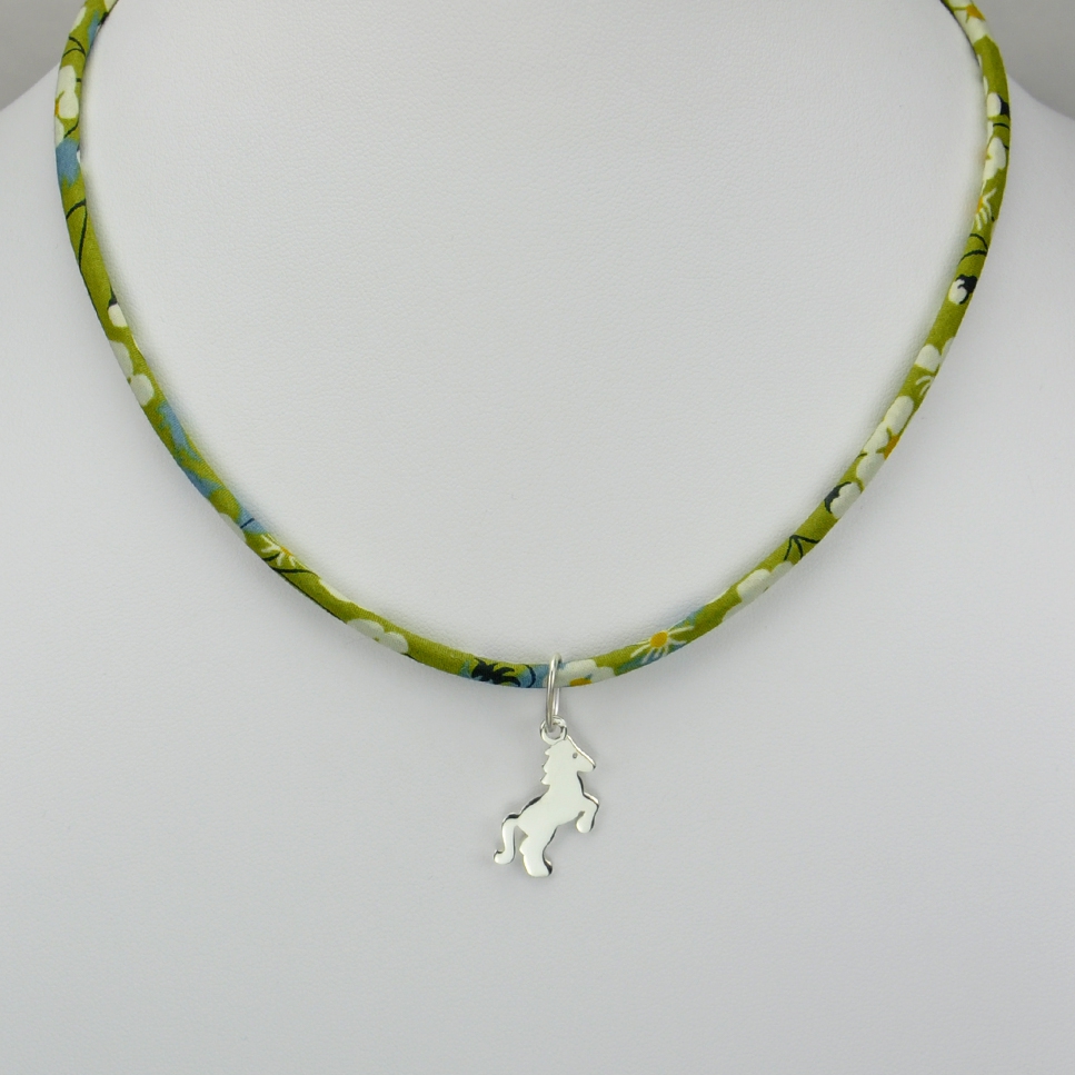 Petit cheval sur collier Liberty 