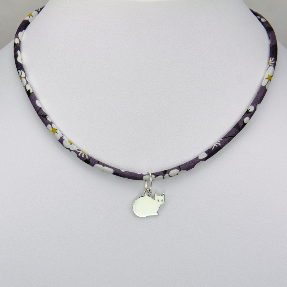 Chat sur collier Liberty 
