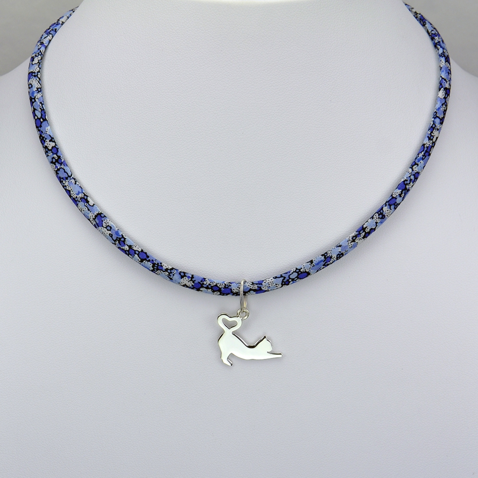 Chat coeur sur collier Liberty 