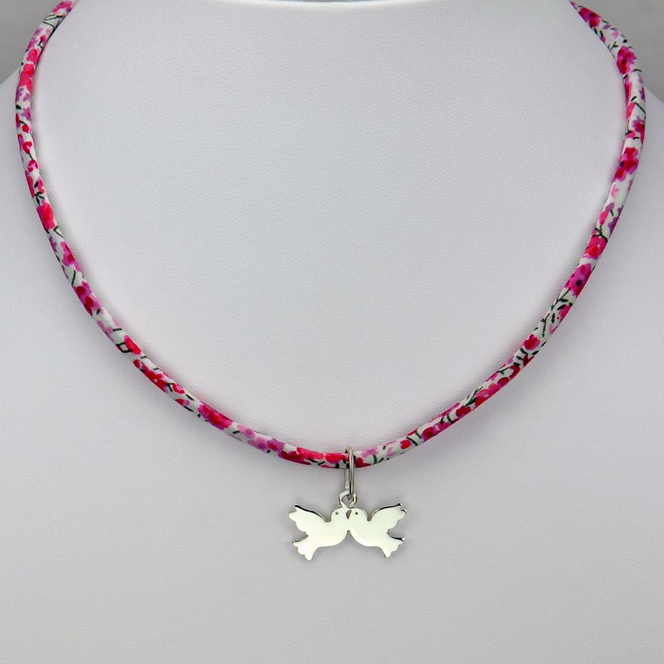 Colombes sur collier Liberty 