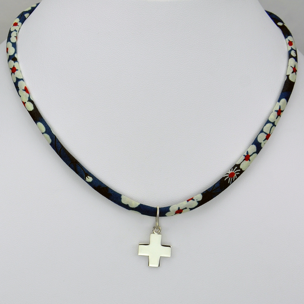 Croix sur collier Liberty 