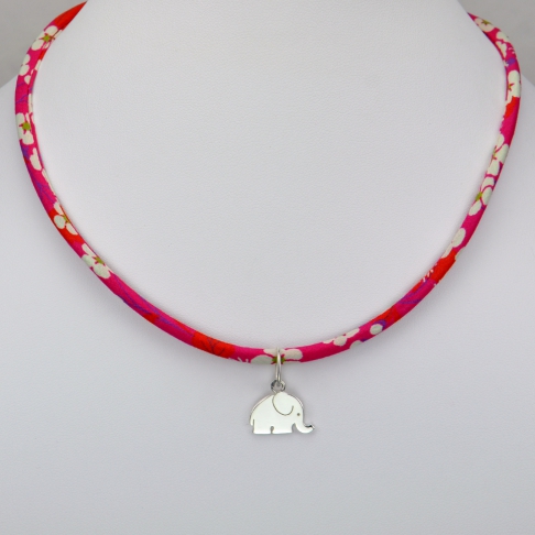 Eléphant sur collier Liberty 