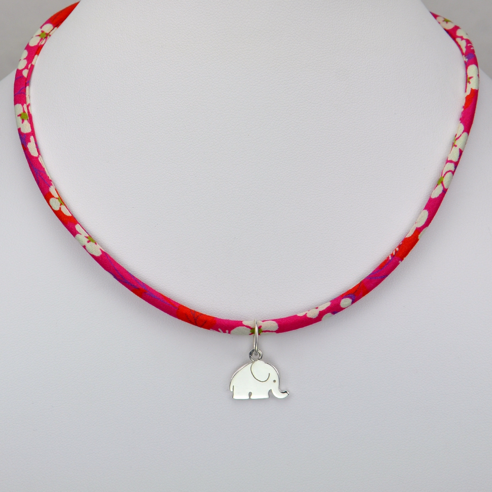Eléphant sur collier Liberty 