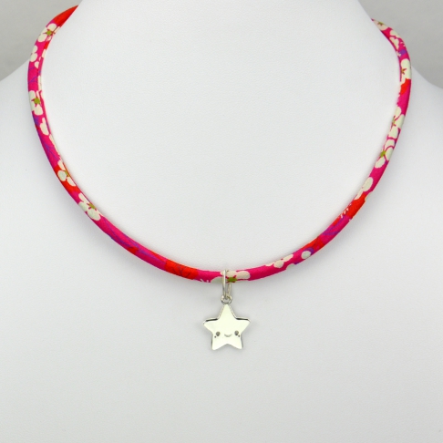 Etoile souriante  sur collier Liberty 
