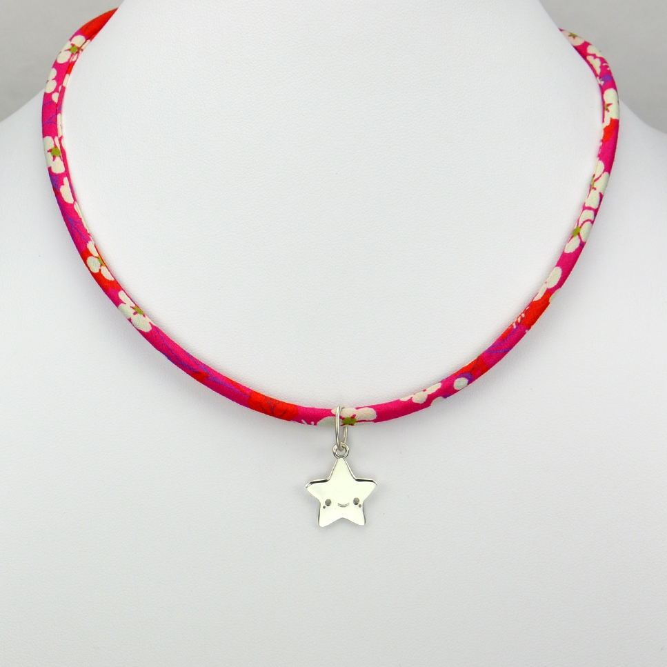 Etoile souriante  sur collier Liberty 