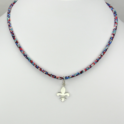Fleur de lys sur collier Liberty 
