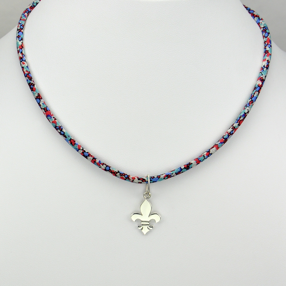 Fleur de lys sur collier Liberty 