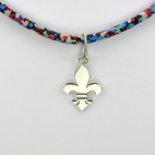 Fleur de lys sur collier Liberty 