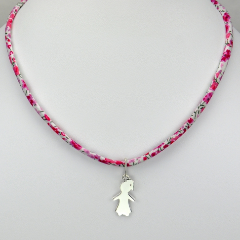 Fille sur collier Liberty 