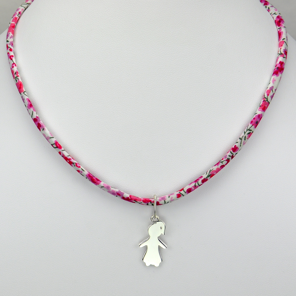 Fille sur collier Liberty 