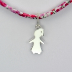 Fille sur collier Liberty 