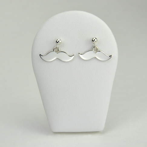 Moustaches en boucles d'oreilles 