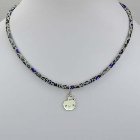 Pendentif Pomme souriante sur collier Liberty 