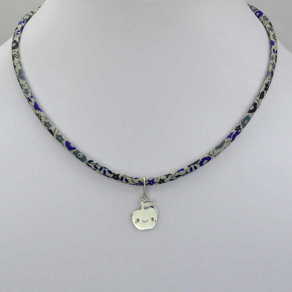Pendentif Pomme souriante sur collier Liberty 