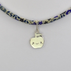 Pendentif Pomme souriante sur collier Liberty 