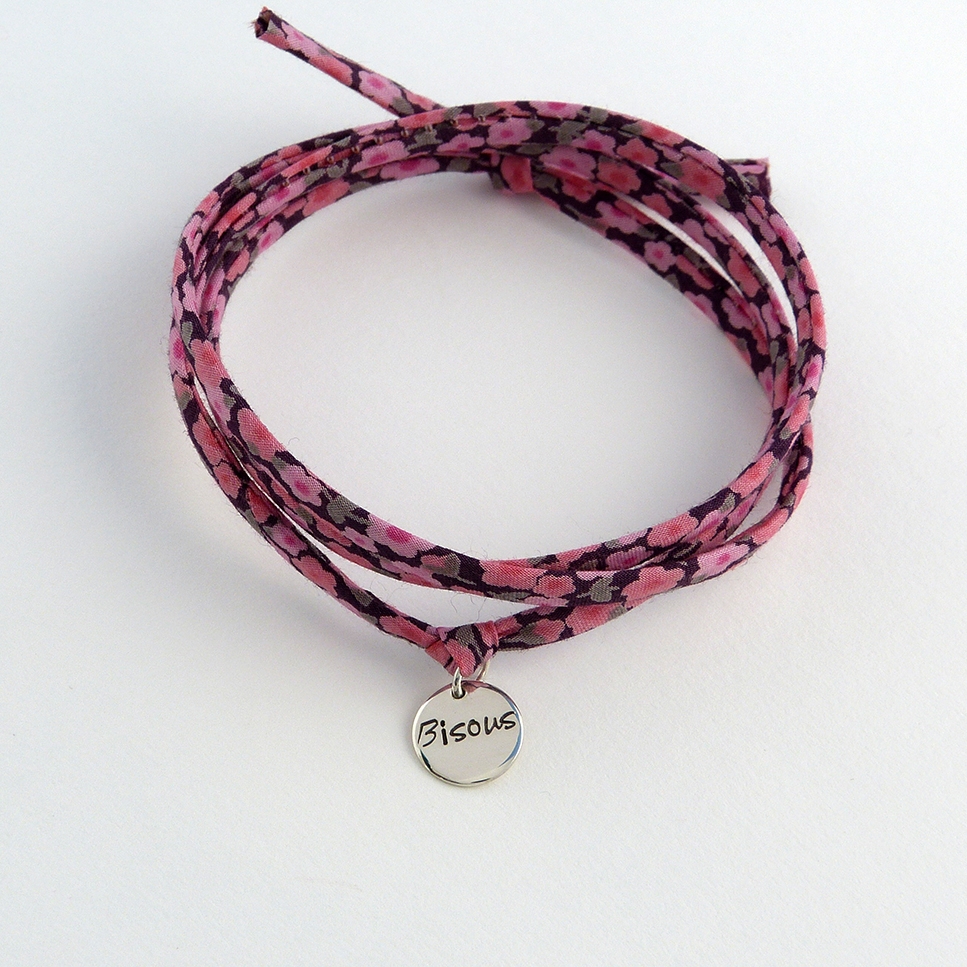 Pastille en argent "Bisous" sur cordon Liberty