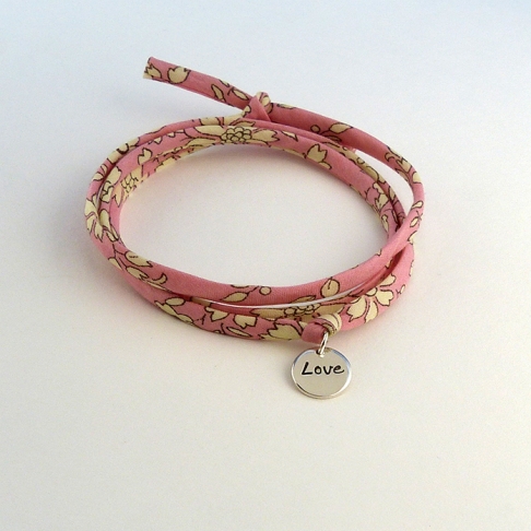 Pastille "Love" sur cordon Liberty