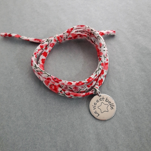 Pastille "La vie est belle" sur cordon Liberty