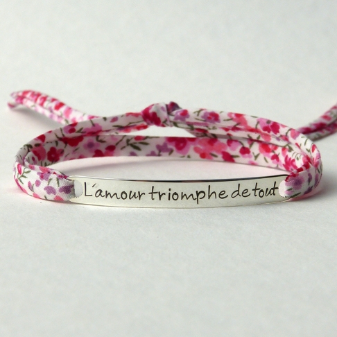 Bracelet message "L'amour triomphe de tout"