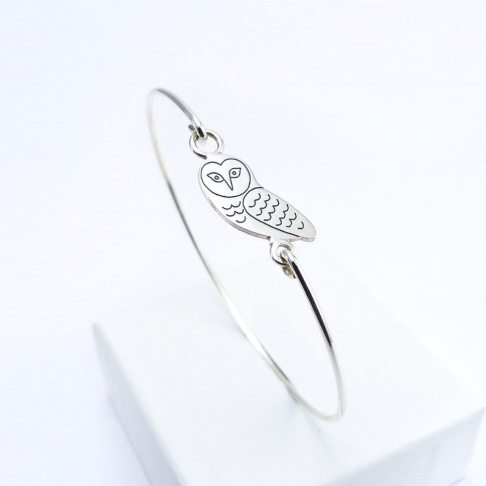 Bracelet jonc fin avec une chouette 