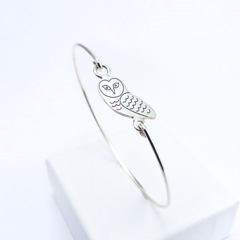 Bracelet jonc fin avec une chouette 